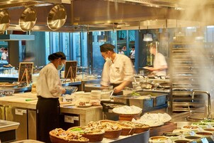 每日供應自助早餐 (費用另計)