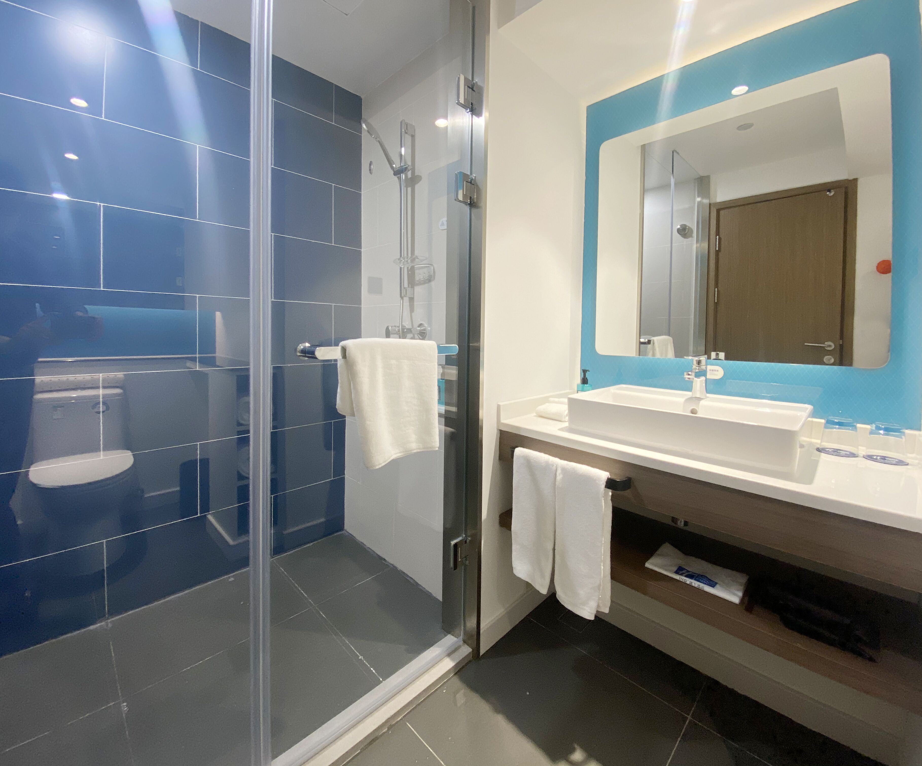 淋浴設備、淋浴花灑、吹風機、拖鞋