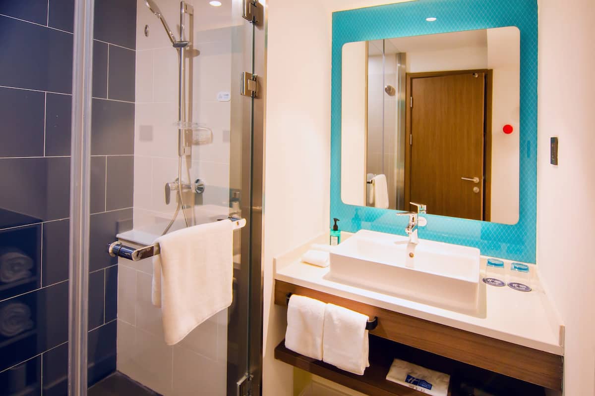 Suite, 1 letto king | 1 camera, una cassaforte in camera, postazione laptop, tende oscuranti