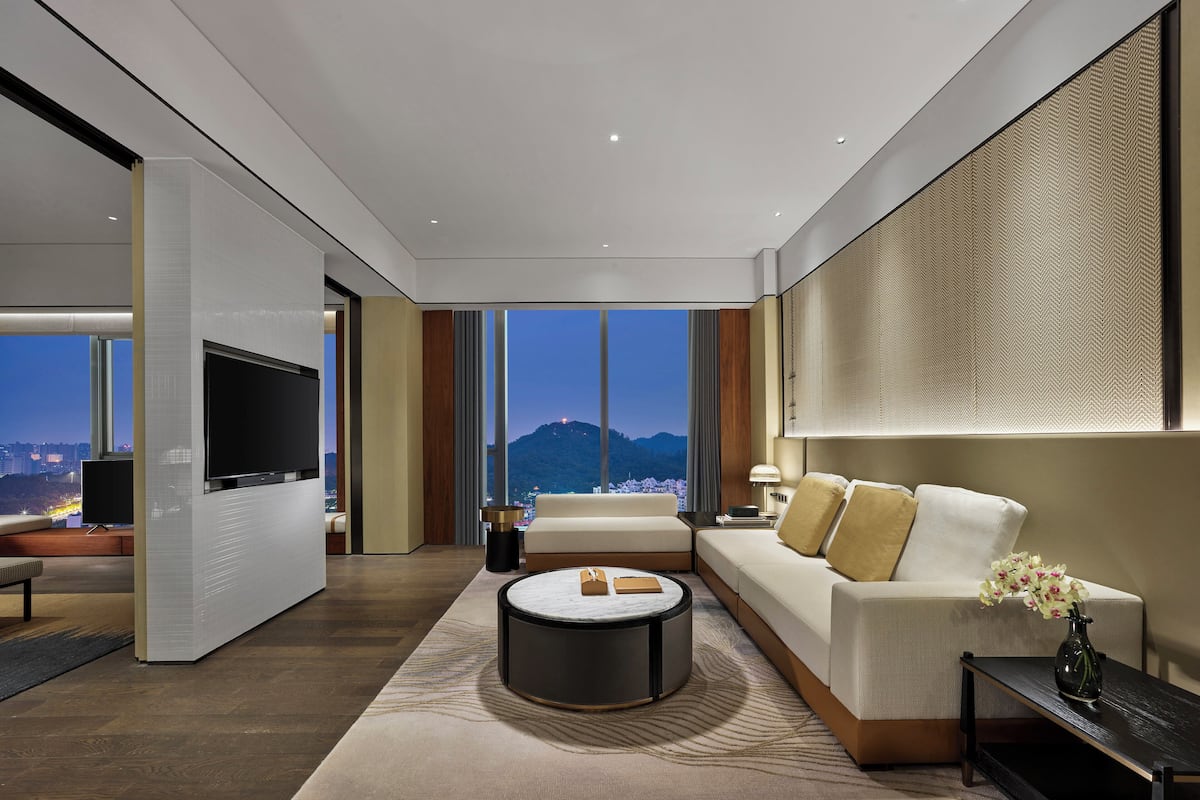 Suite, 1 Bedroom (Dining Area)