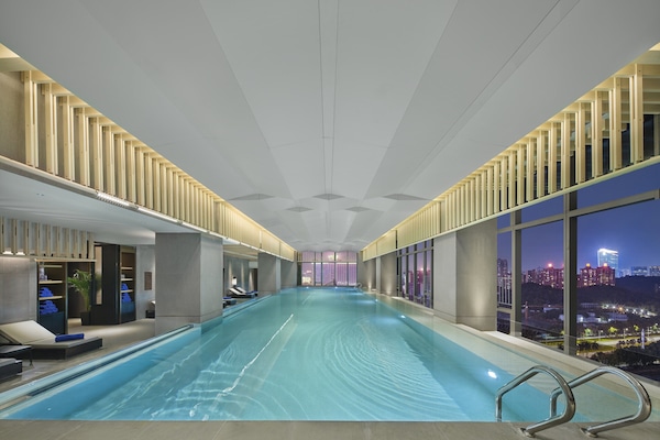 Kolam renang tertutup, kerusi lepak pantai