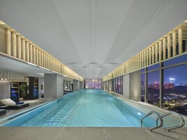 Piscina interna, funciona das 7h às 22h30, espreguiçadeiras