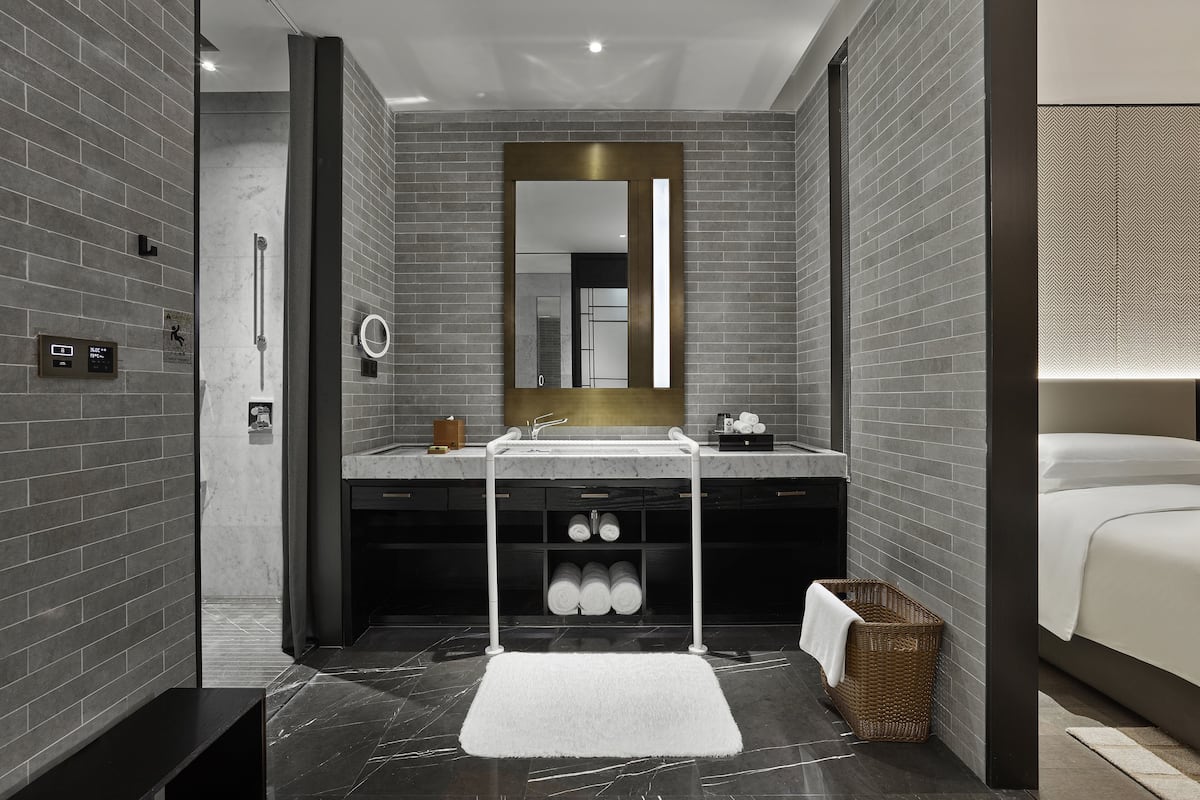 Classic Room, 2 Double Beds, Accessible | Bathroom