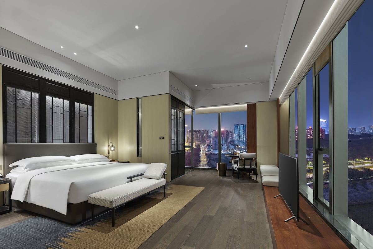 Suite, 1 habitación (Dining Area) | Ropa de cama de alta calidad, edredón y minibar