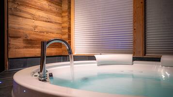 Bañera de hidromasaje cubierta