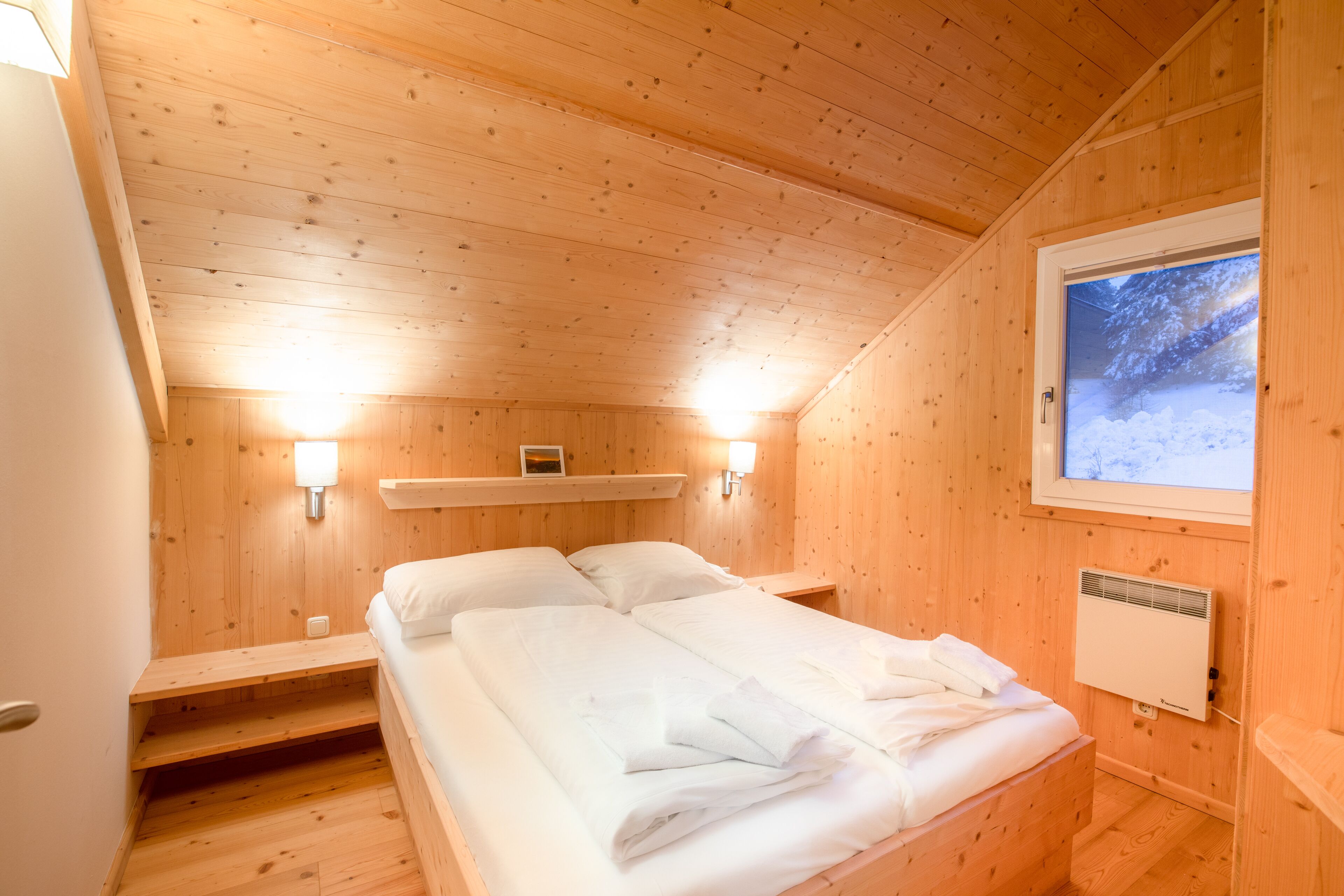 3 bedrooms, travel cot, WiFi, bed sheets