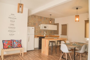 Mikrobølgeovn, kaffetrakter/tekoker og kjøkkenutstyr