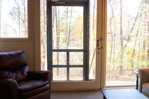 Basic Cabin | Living area | Flat-screen TV