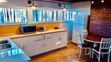 Deluxe Cabin | Private kitchen | Oven, stovetop, dishwasher, cookware/dishes/utensils