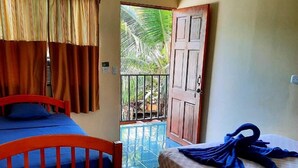Una habitación con dos camas, un balcón que ofrece vistas a palmeras y una puerta que da al exterior.