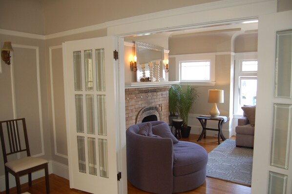 Smart TV, fireplace, DVD player, stereo - Charming full floor flat near ocean and city. (San Francisco)