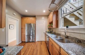 Fridge, microwave, oven, stovetop - Charming full floor flat near ocean and city. (San Francisco)