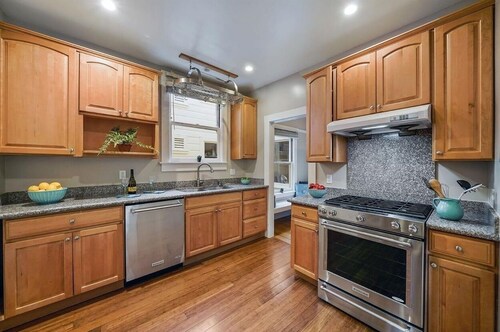 Charming full floor flat near ocean and city.