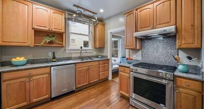 Charming full floor flat near ocean and city.