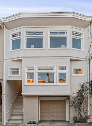 Exterior detail - Charming full floor flat near ocean and city. (San Francisco)