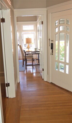 Interior - Charming full floor flat near ocean and city. (San Francisco)