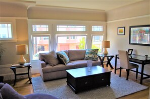 Een smart-tv, een open haard, een dvd-speler en een stereo