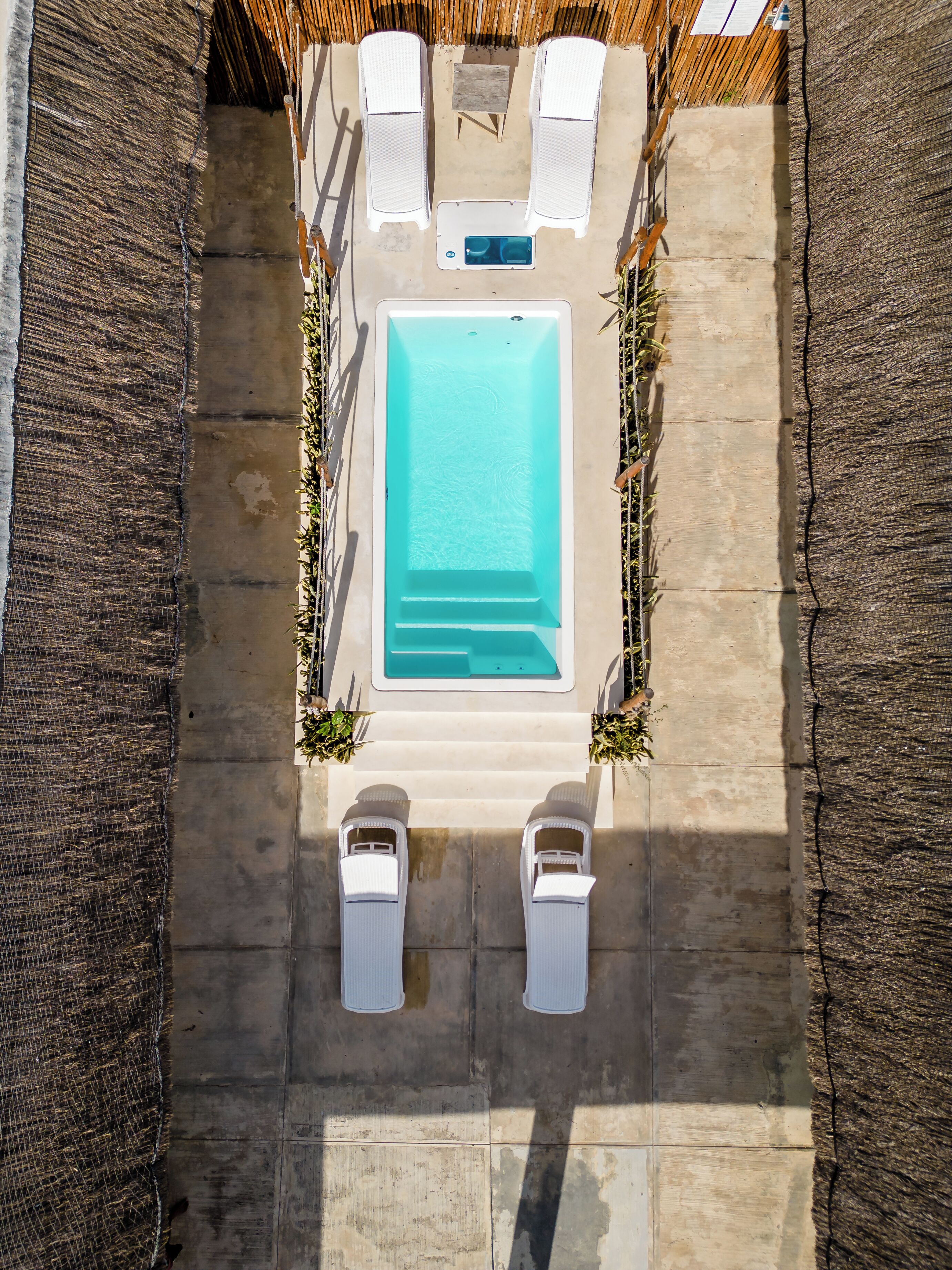 Piscine extérieure, chaises longues