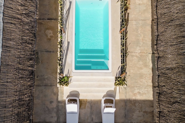 Utendørsbasseng og solsenger