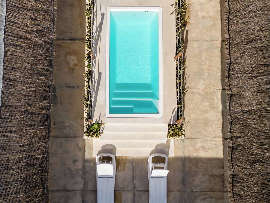Piscina a l'aire lliure (horari: 09:00-22:00) i gandules