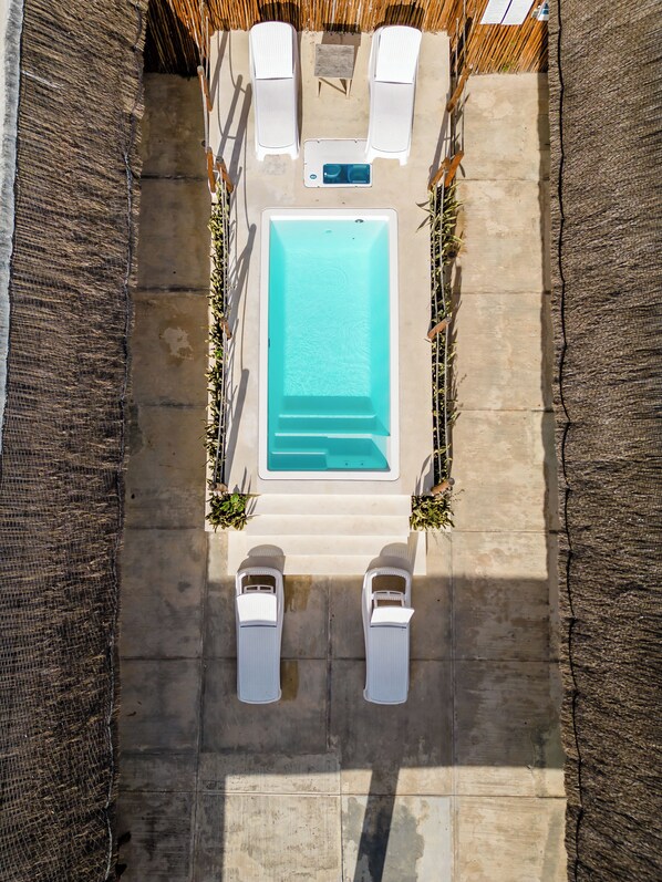 Piscine extérieure, chaises longues