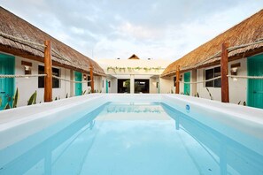Outdoor pool, open 9:00 AM to 10:00 PM, sun loungers - Hotel Pelicano (Chiquilá)