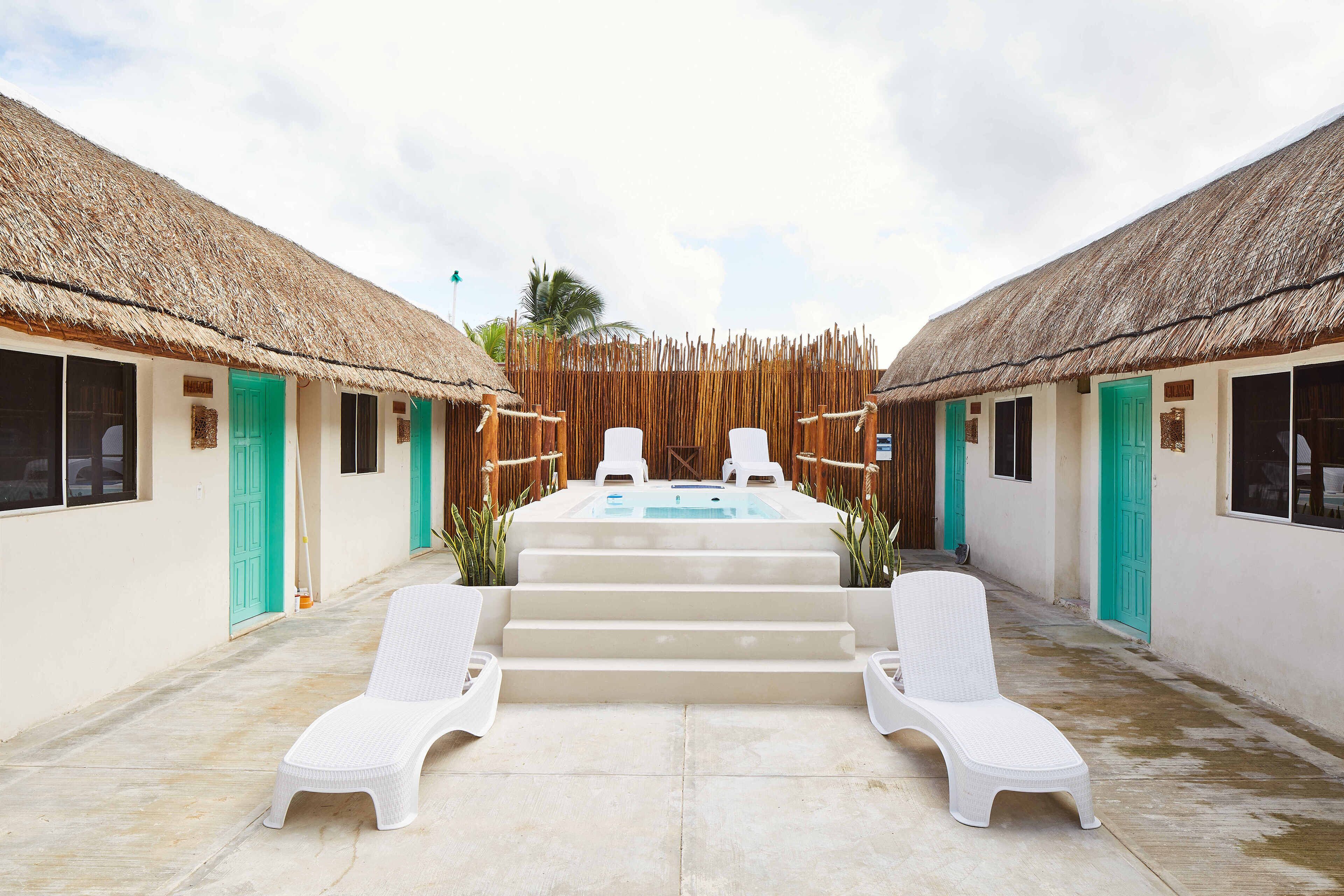 Alberca al aire libre, acceso de 09:00 a 22:00, y camastros 