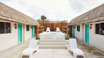 Alberca al aire libre, acceso de 09:00 a 22:00, y camastros