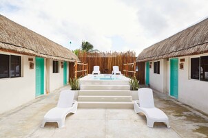 Piscina externa, funciona das 9h às 22h, espreguiçadeiras