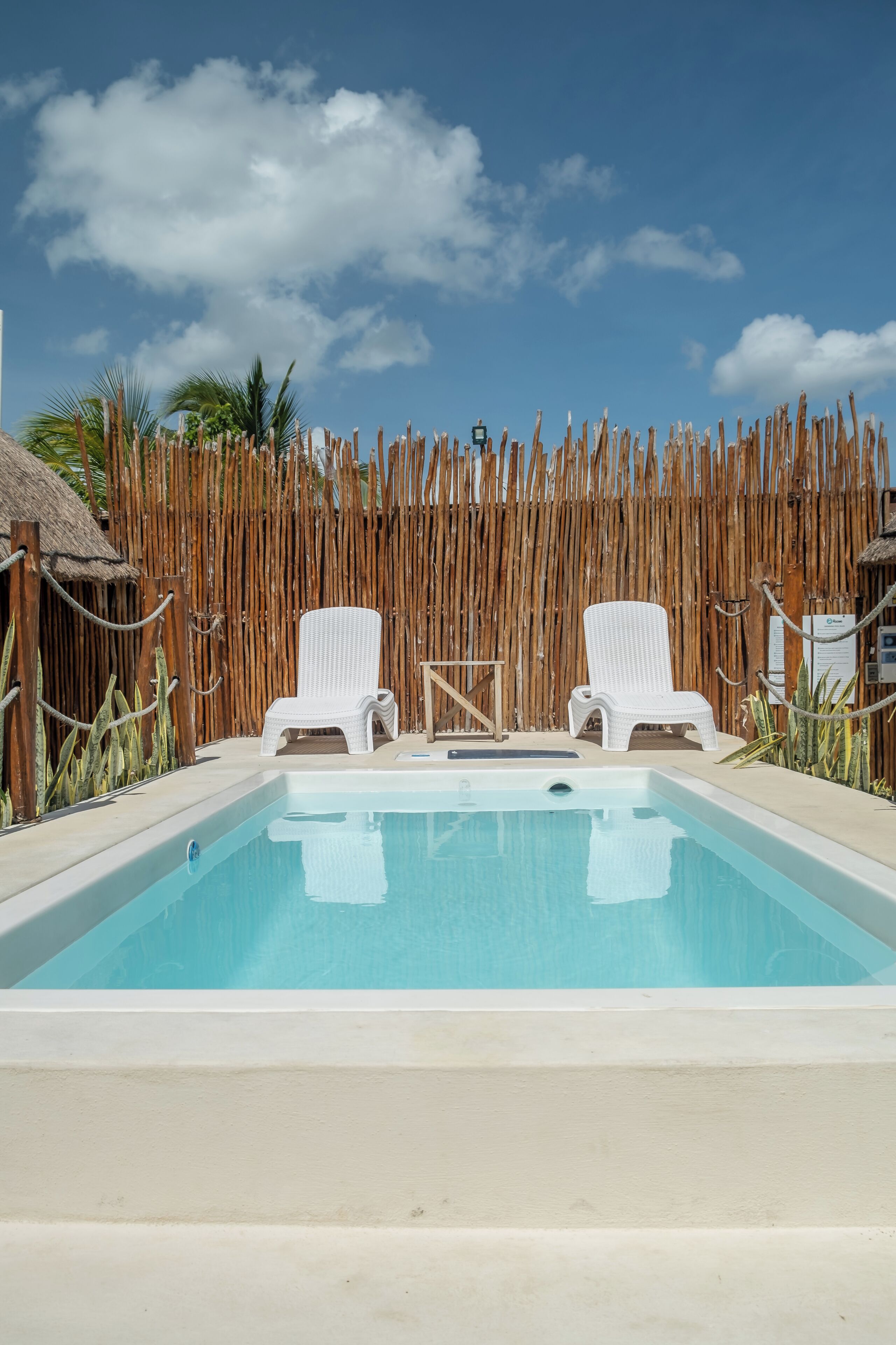 屋外プール、営業時間 9:00 ～ 22:00、サンラウンジャー