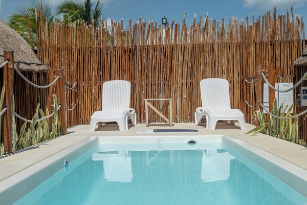 AuĂenpool, geöffnet von 09:00 Uhr bis 22:00 Uhr, LiegestĂŒhle