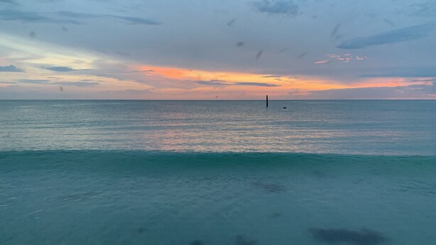 Mar calmo com um pôr do sol.