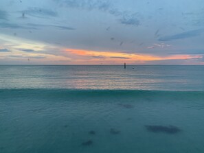 Ein ruhiges Meer bei Sonnenuntergang.