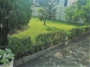 Property grounds - Eco-Friendly 3-floor Townhouse (Accra)