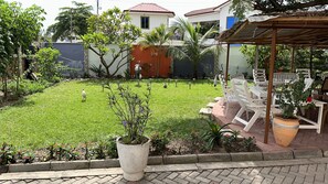 Outdoor dining - Eco-Friendly 3-floor Townhouse (Accra)