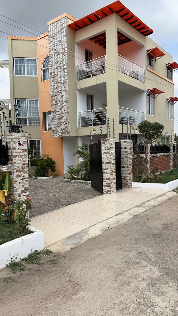 Exterior - Eco-Friendly 3-floor Townhouse (Accra)