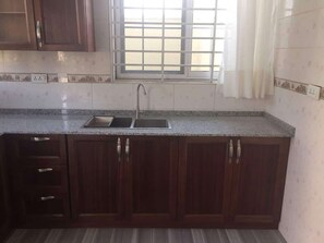 Fridge, microwave, oven, stovetop - Eco-Friendly 3-floor Townhouse (Accra)