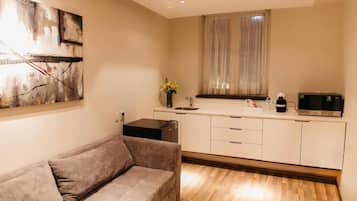 Superior Suite, 1 Queen Bed | 1 bedroom, iron/ironing board, bed sheets