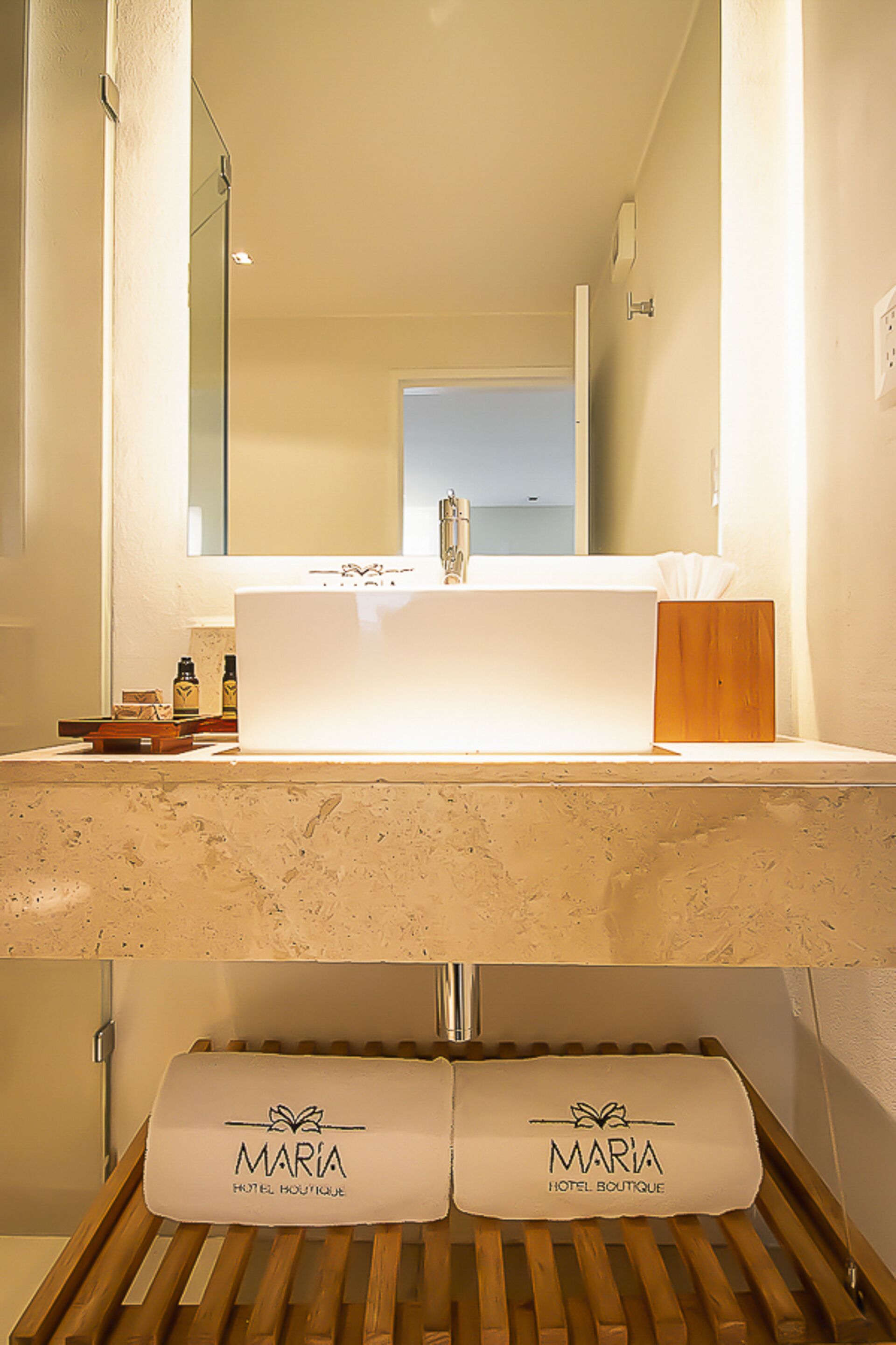 shower, rainfall showerhead, free toiletries, hair dryer