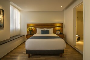 Suite superior, 1 cama Queen size | 1 habitación, tabla de planchar con plancha y ropa de cama 
