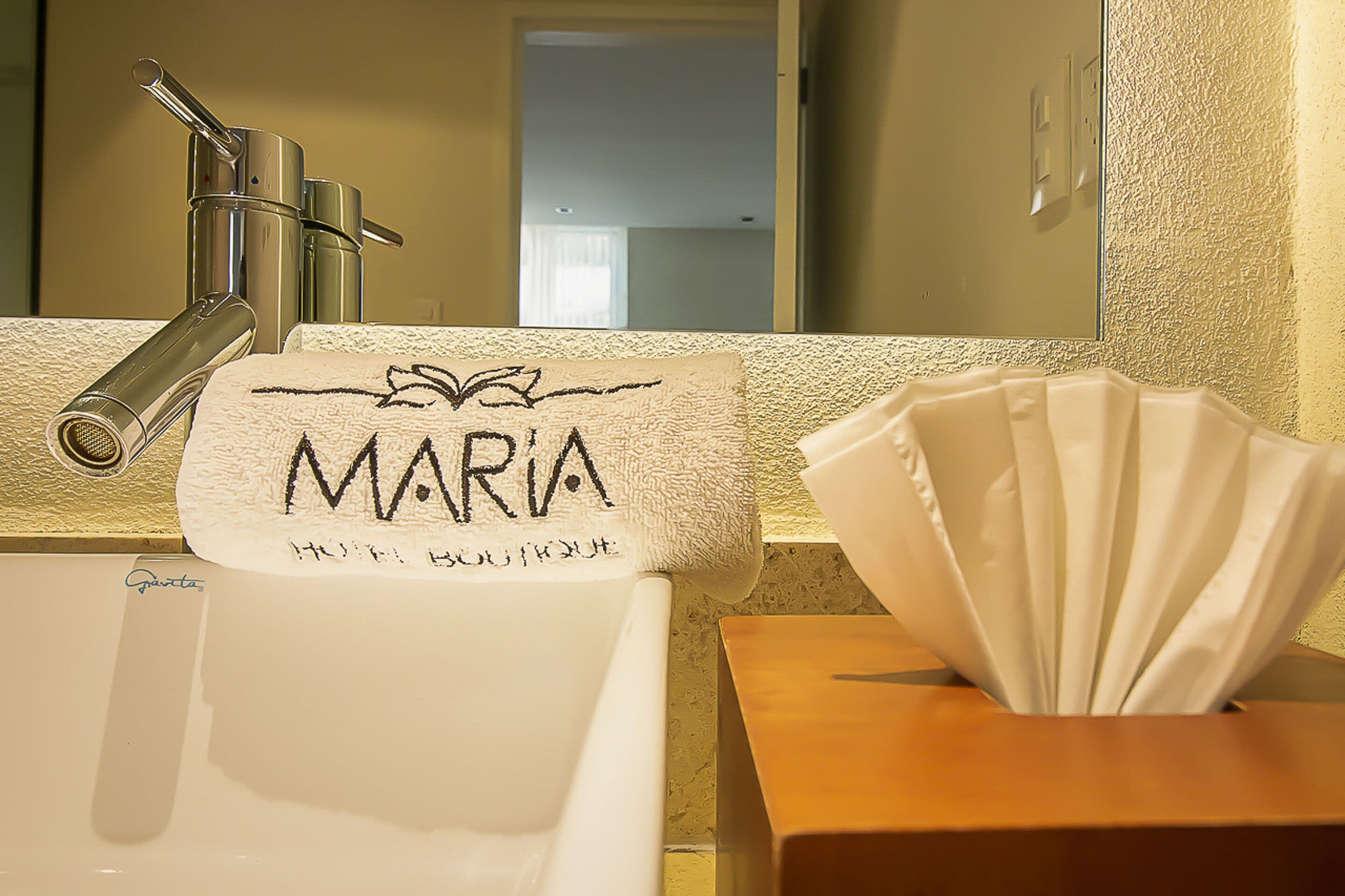 shower, rainfall showerhead, free toiletries, hair dryer