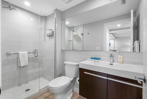 Secador de cabelo, toalhas de banho