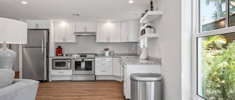 Réfrigérateur, micro-ondes, four, plaque de cuisson