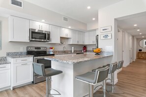 Køleskab, mikrobølgeovn, ovn, kogeplade