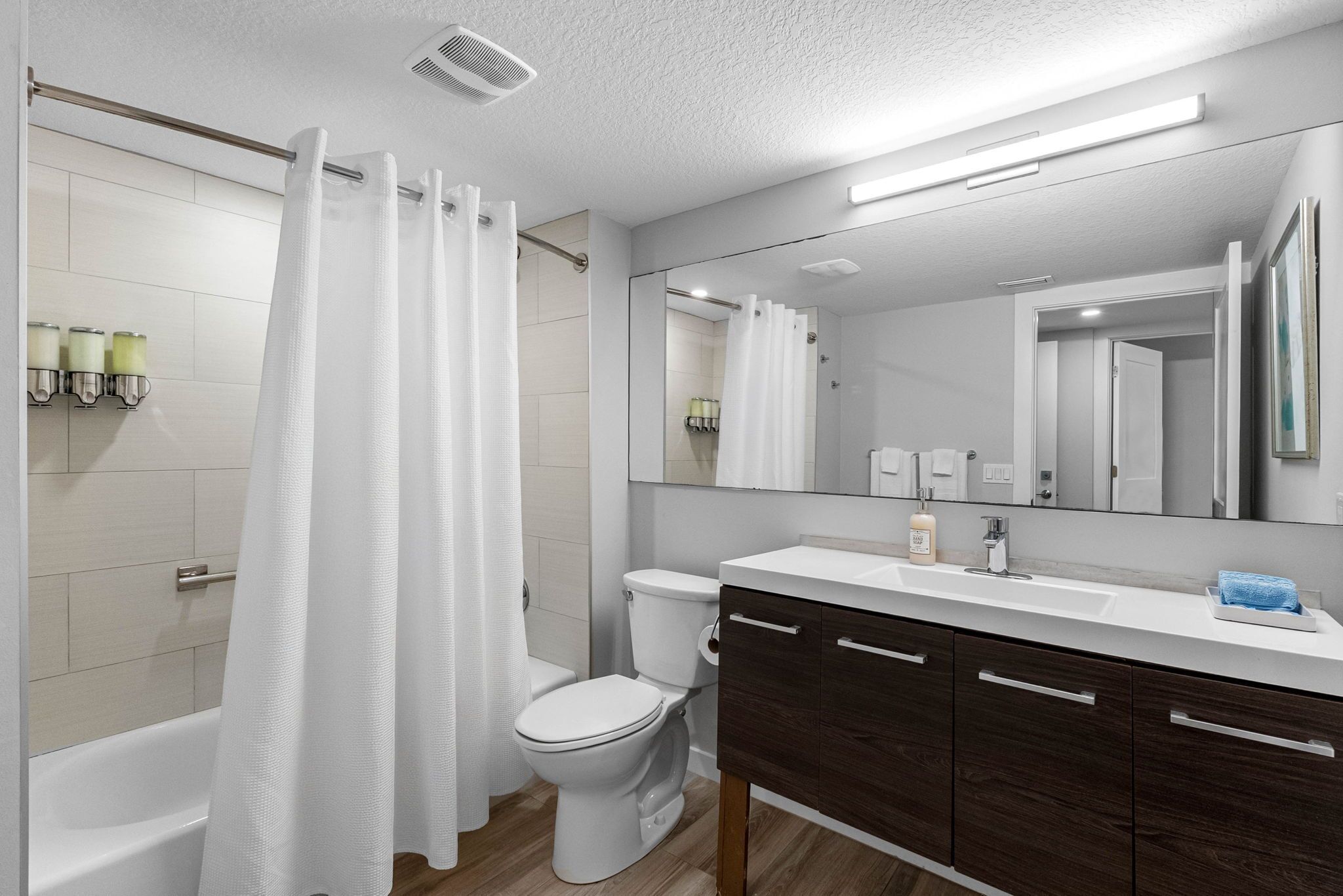 Een haardroger, handdoeken