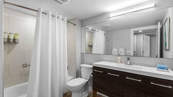 Een haardroger, handdoeken