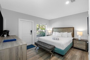 3 habitaciones, tabla de planchar con plancha, internet y ropa de cama