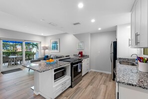 Jääkaappi, mikroaaltouuni, uuni, liesi