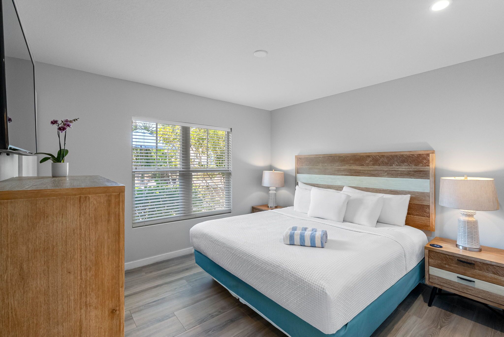 2 bedrooms, iron/ironing board, internet, bed sheets