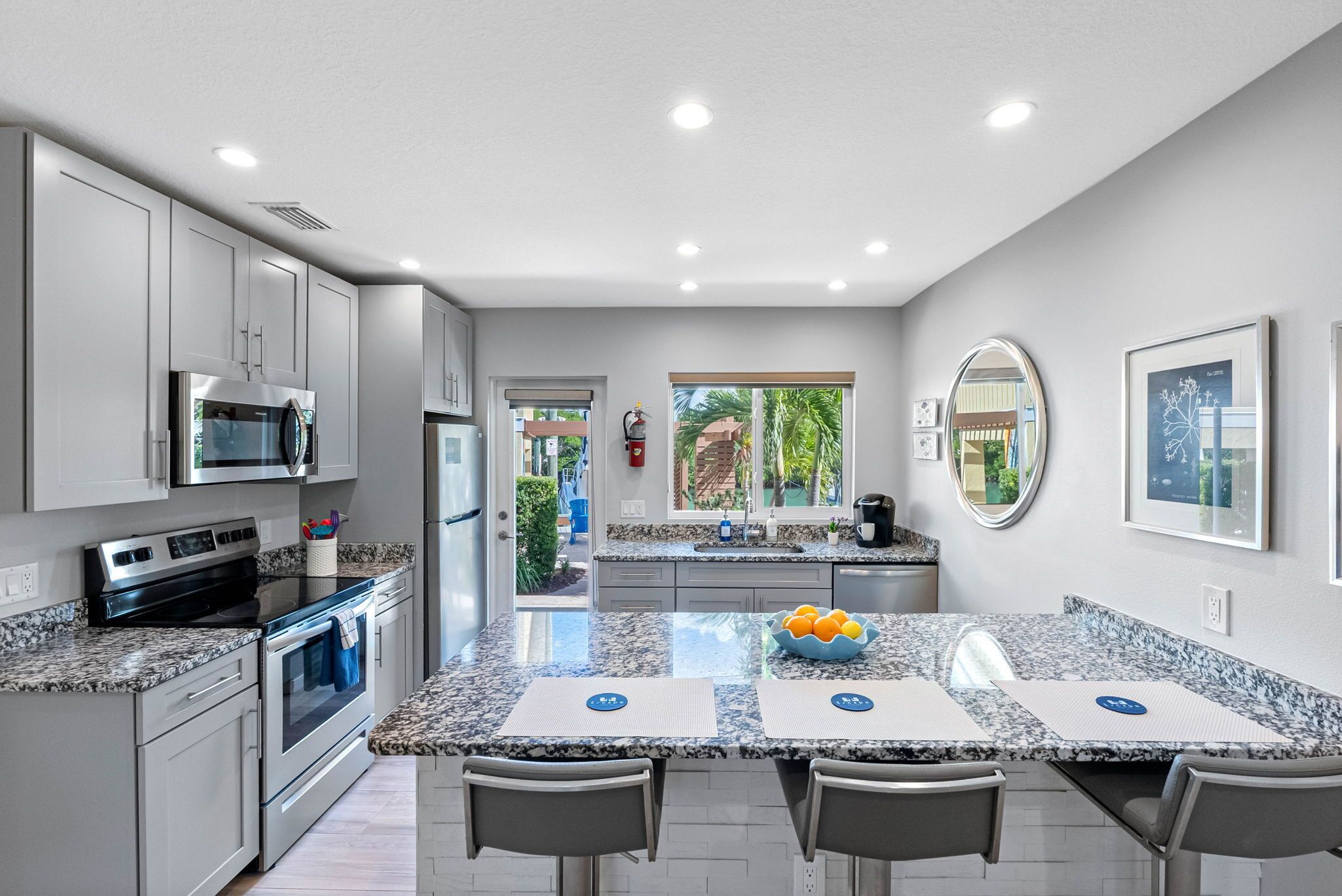 雪櫃、微波爐、焗爐、爐具